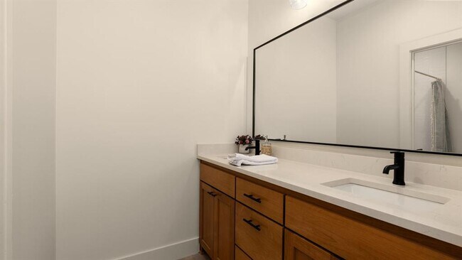 Building Photo - 402 E Ash Dr