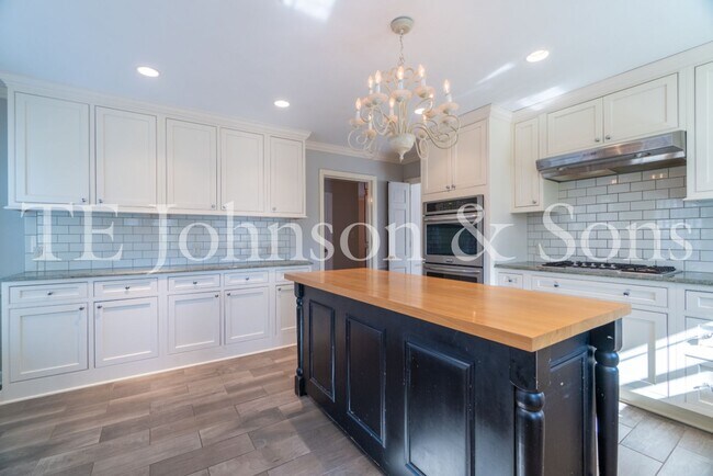 Building Photo - Spacious 5 Bedroom Home in the Heart of Sherwood Forest