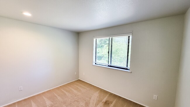 Building Photo - 4 Bedroom + 2 Flex Rooms On 1 Acre