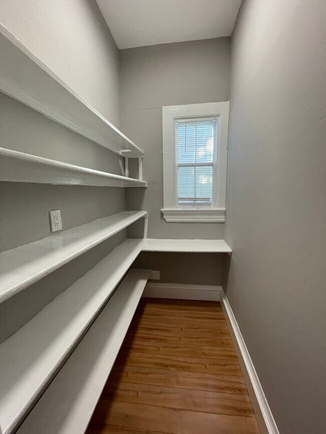 Building Photo - 1024 Wood St