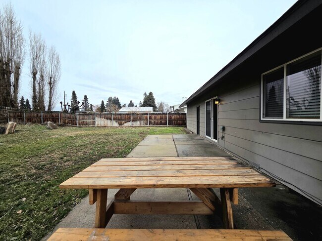 Building Photo - **Charming 3 Bedroom + Bonus, 2.5 Bath House for Rent in Desirable East Wenatchee**