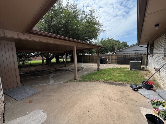 Building Photo - 3113 Northridge Dr
