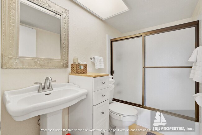 Building Photo - Beach Townhome Vacation Rental with two car garage!