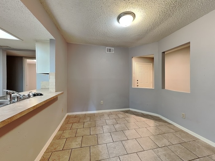 Building Photo - 1810 Hemlock Dr