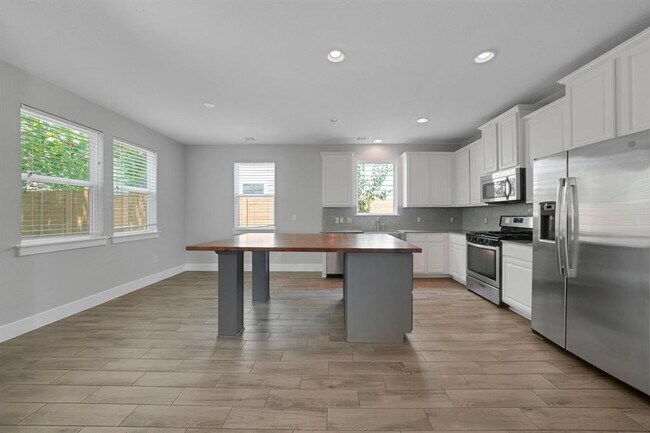 Building Photo - 7408 Brynner St