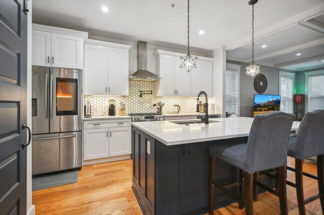Building Photo - Stunning 4 BR/3.5 BA Single-Family Home in...