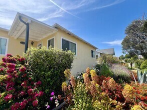 Building Photo - VISTA DEL ORO  3 BEDROOM HOUSE