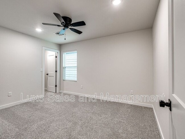 Building Photo - 610 W 2nd St