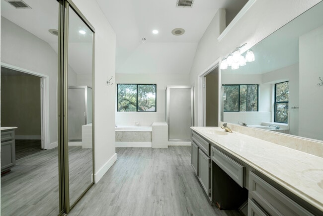 Building Photo - 903 Oaklands Dr