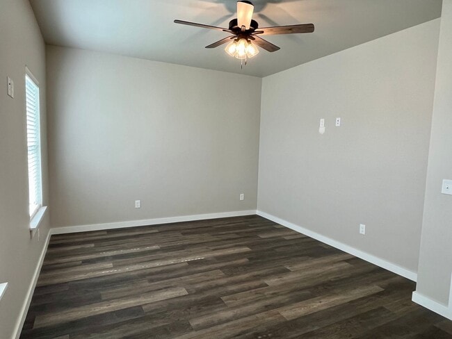 Building Photo - Large 1 Bed, 1 Bath in Beautifully Well-Ma...