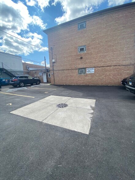 Building Photo - 2807 N McVicker Ave