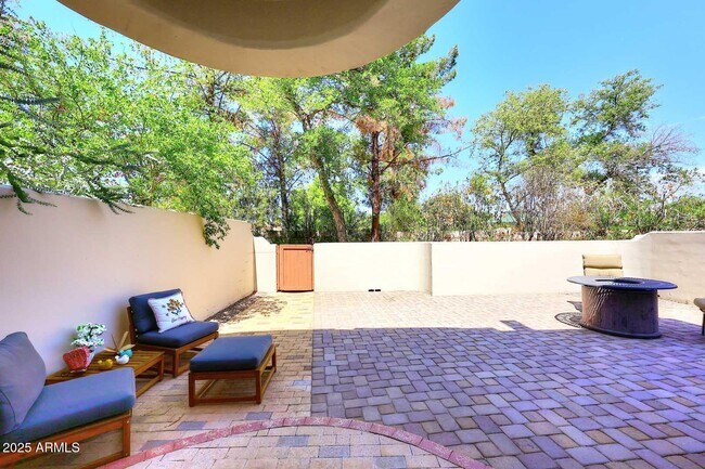 Building Photo - 333 N Pennington Dr