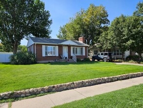Building Photo - 330 900 N