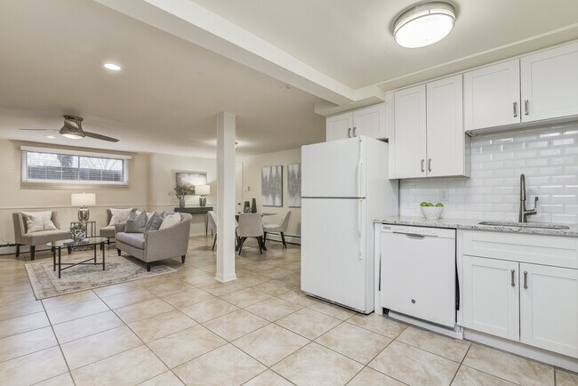 Building Photo - 2129 Patrick Henry Dr