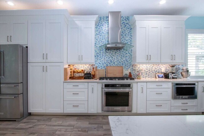 Building Photo - Luxurious 4-Bed Oasis with Outdoor Kitchen...