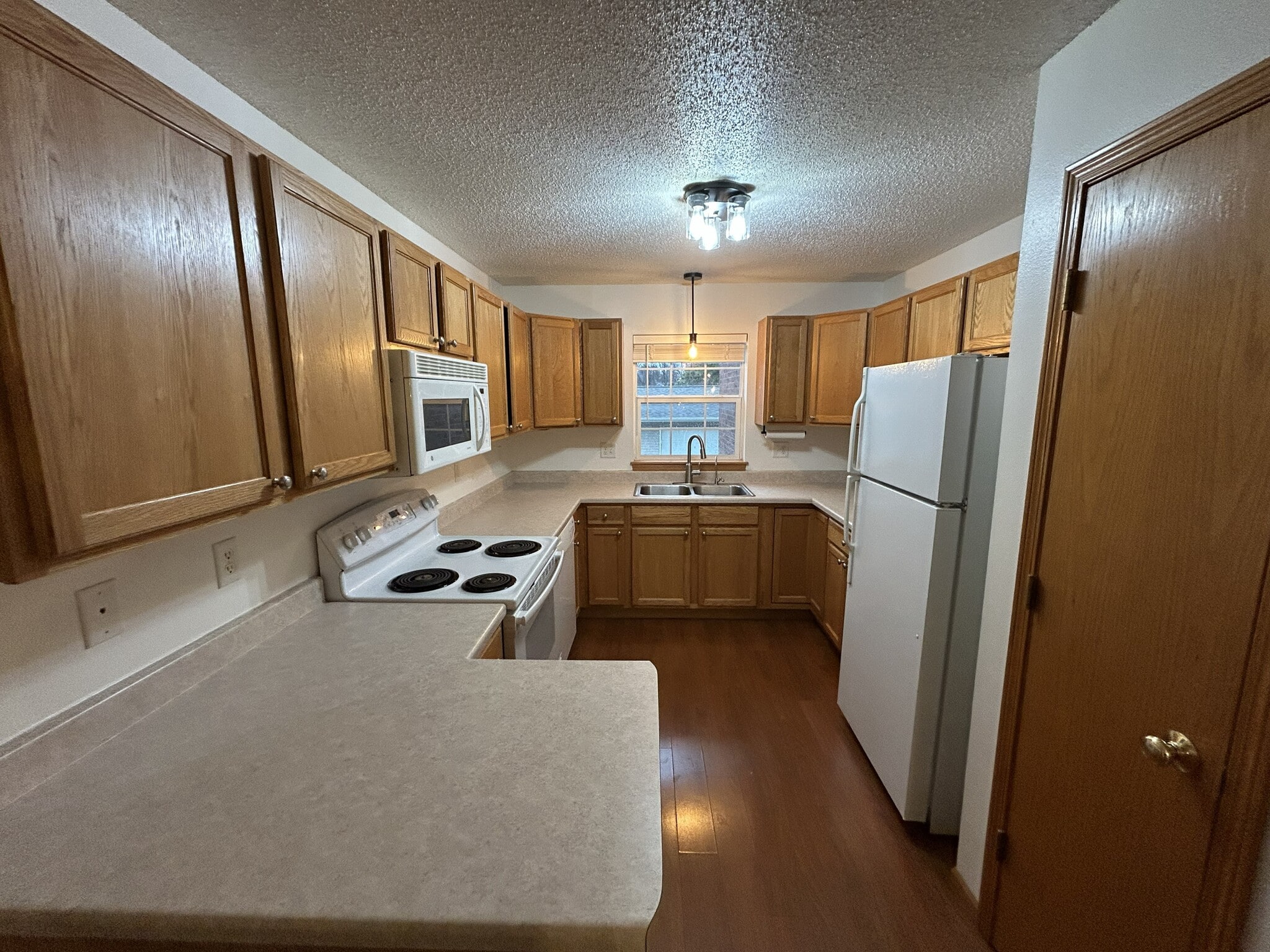 Kitchen - 80 Cherry Ct