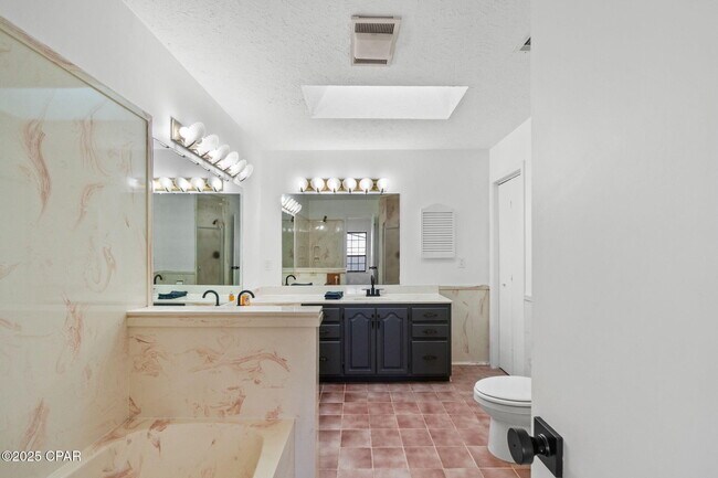 Building Photo - 224 E Lakeshore Dr