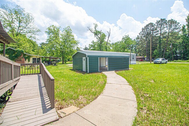 Building Photo - 613 River Rd