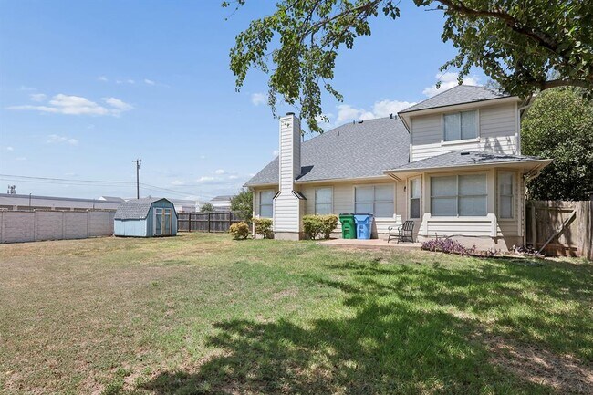 Building Photo - 15301 Ecorio Dr