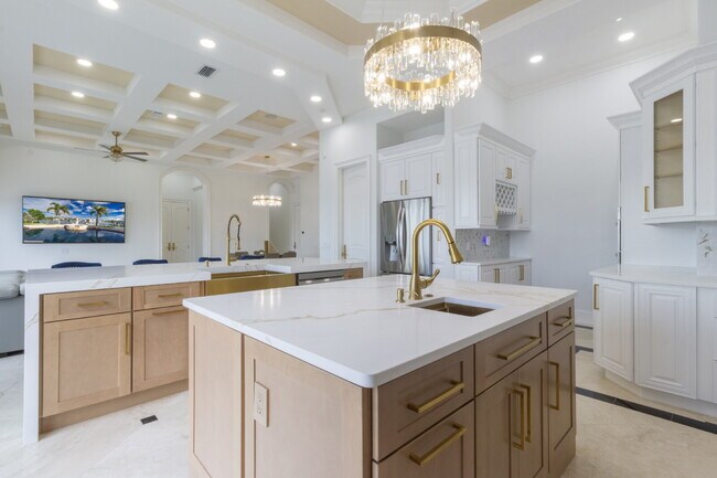 Building Photo - 4/3 Stunning Waterfront home in the heart of Clearwater Beach!