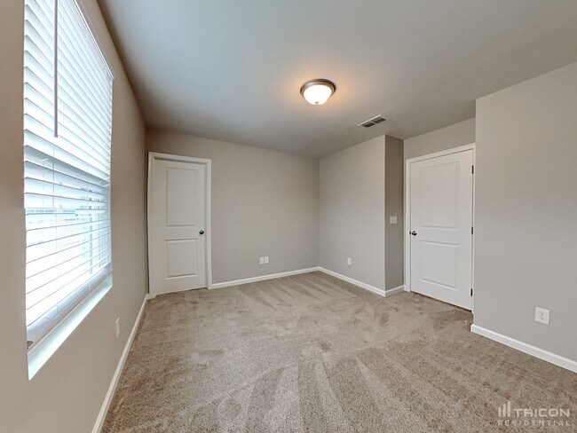 Building Photo - 979 Sequoia Dr