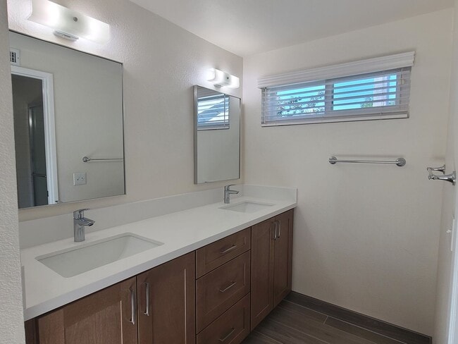 Building Photo - Spacious Two story 3 bed 2.5 baths + 2 car garage in great school district.