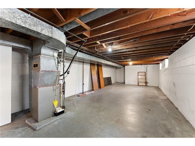 Building Photo - 4028 Cleveland St NE
