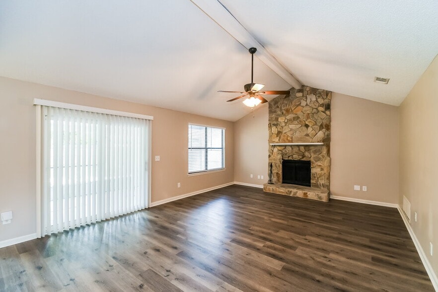 Building Photo - 3303 Hampstead Dr