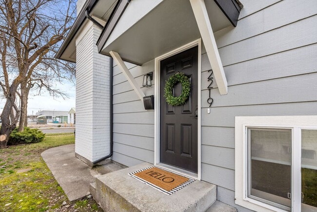 Building Photo - Modern 2BR Suite – Newly Furnished, Pet-Friendly, Near Downtown Spokane (Furnished)