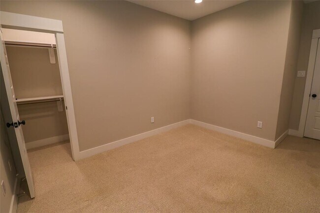 Building Photo - 5213 Pinemont Creek Ln