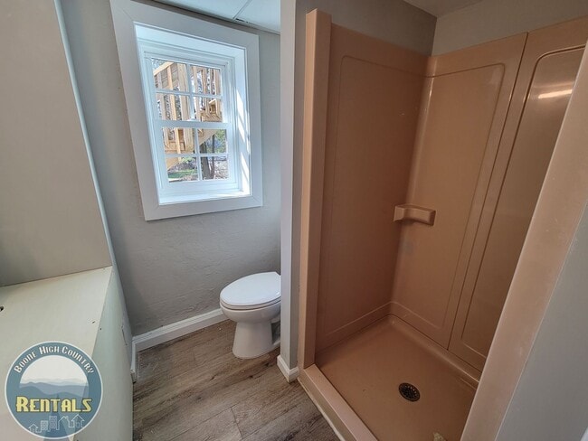 Building Photo - Adorable and Spacious Ranch Close to Town!