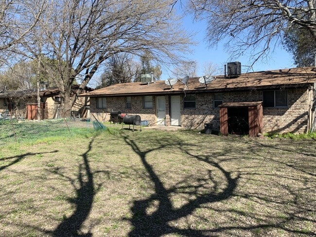 Building Photo - 212 E Valley Rd