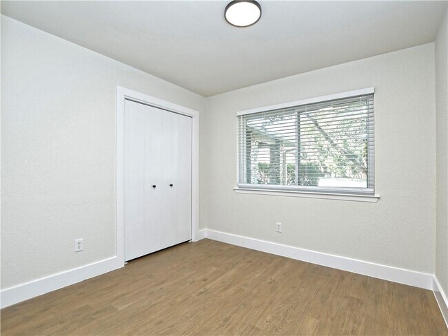 Building Photo - 11711 Oak Knoll Dr