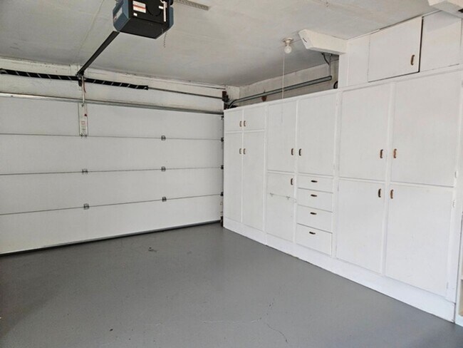 Building Photo - 2Bd/2Ba Single Story Home - Available to View!