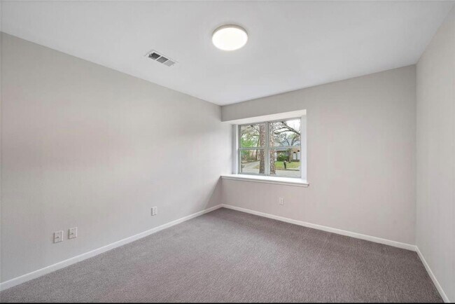 Building Photo - 2831 Kenross St