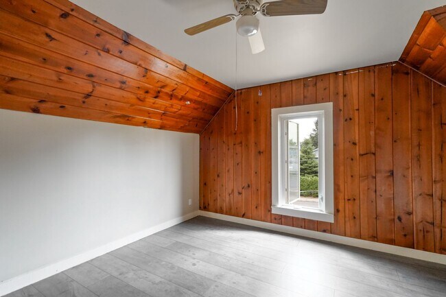 Building Photo - Beautifully Renovated 4-Bedroom Farmhouse on Large Corner Lot in the Heart of Sublimity - Water/S...