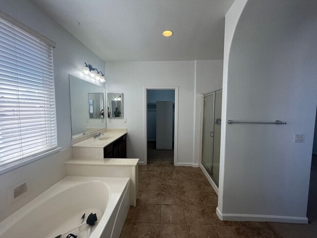 Building Photo - 6 Bedroom, 3 Bathroom Executive Anatolia H...
