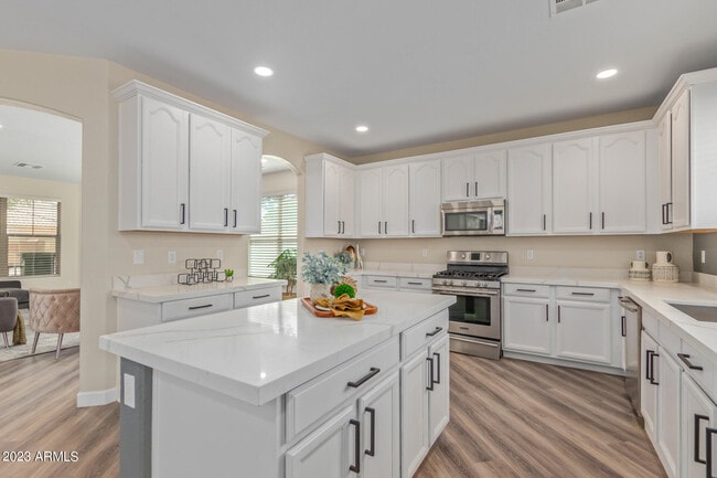 Building Photo - 32934 N Cherry Creek Rd