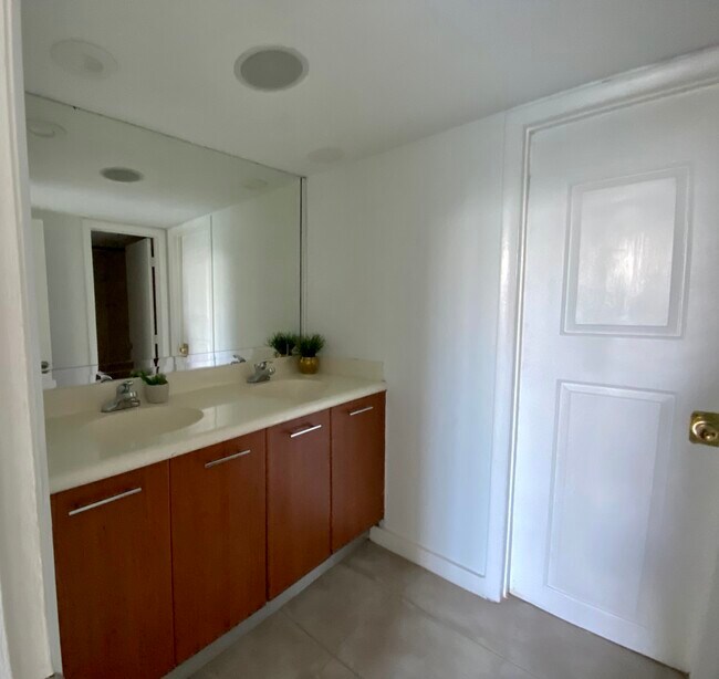 Building Photo - 750 NE 64th St