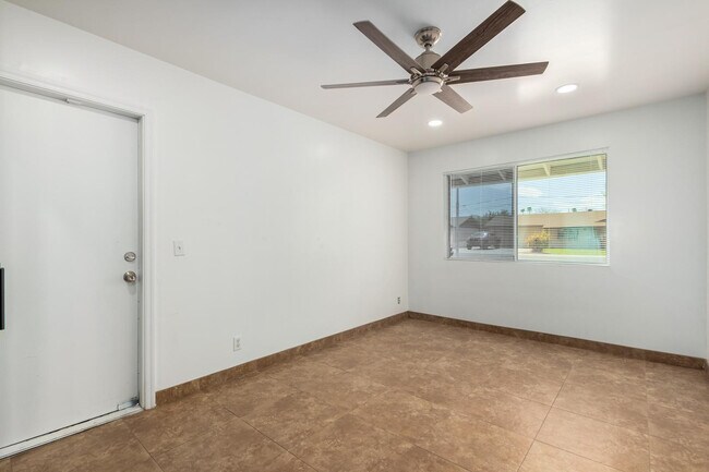 Building Photo - 1100 W 12th St