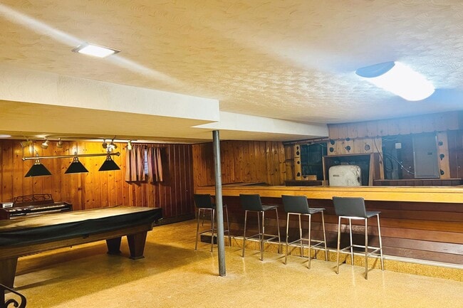 Building Photo - 3900 Laurel Rd