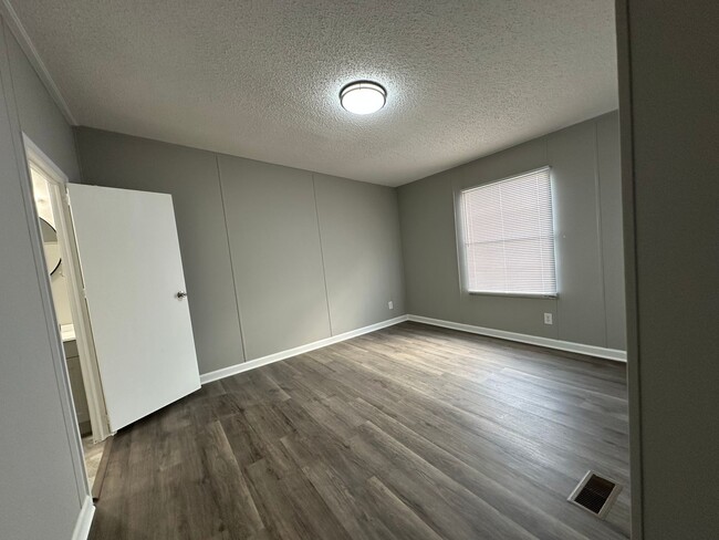 Building Photo - Country Living 3 Bedroom, 2 Bath Home in S...