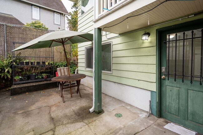 Building Photo - 5516 20th Ave NE