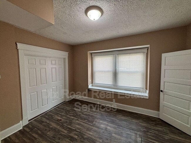 Building Photo - 209 N Grimes St