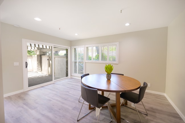 Building Photo - Renovated 3 Bed, 3 Bath Townhome Available...