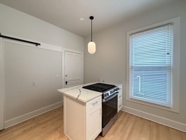 Building Photo - 1122 W Roscoe St