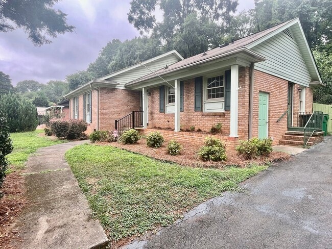 Building Photo - Welcome to the Classic 3 bedroom 1 1/2 bat...