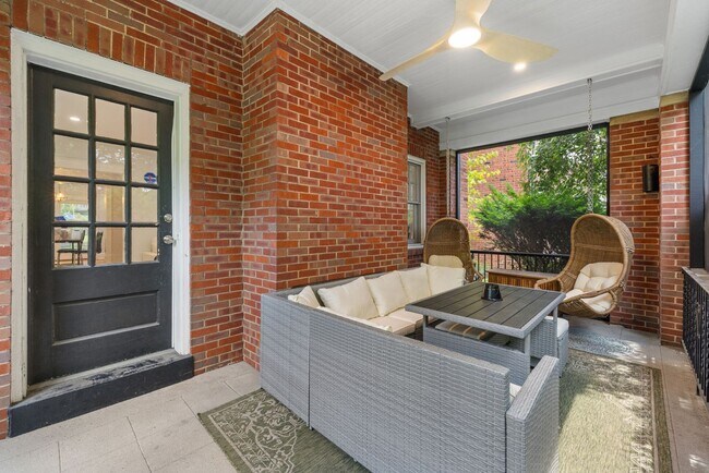 Building Photo - *Beautifully Updated & Spacious 4BD/3.5BA ...