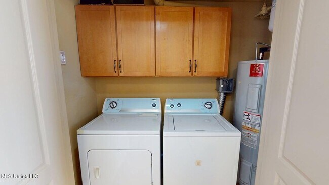 Building Photo - 1200 Beach Dr