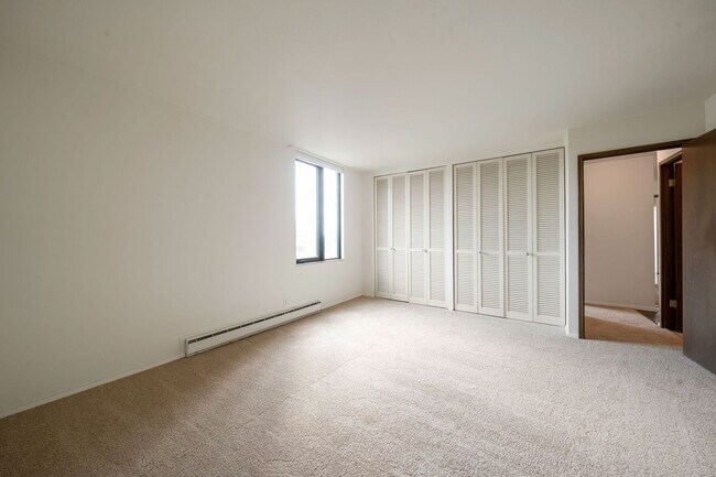 Building Photo - Stunning Queen Anne south slope condo with parking